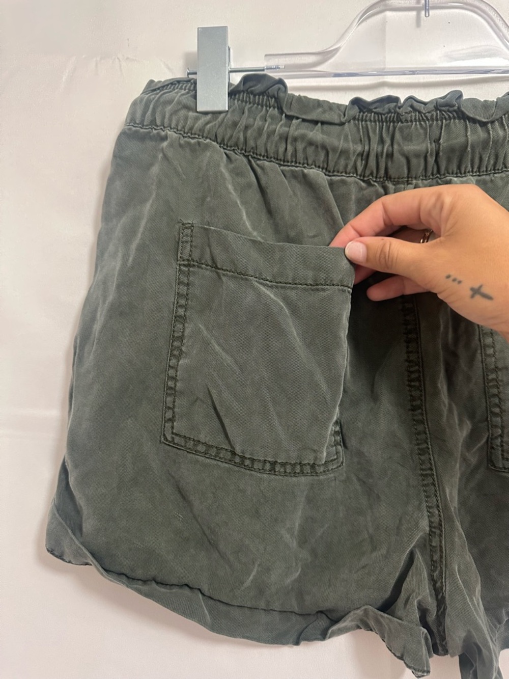 LOFT Olive Green Drawstring High-Waist Shorts Women’s Size Medium - Picture 7 of 7